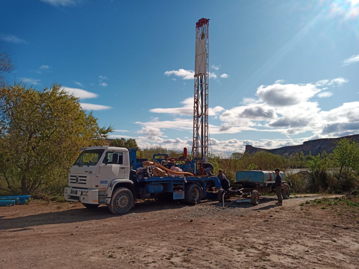 El Gobierno provincial realiza perforaciones en Las Plumas con el objetivo de obtener agua en condiciones de ser potabilizada