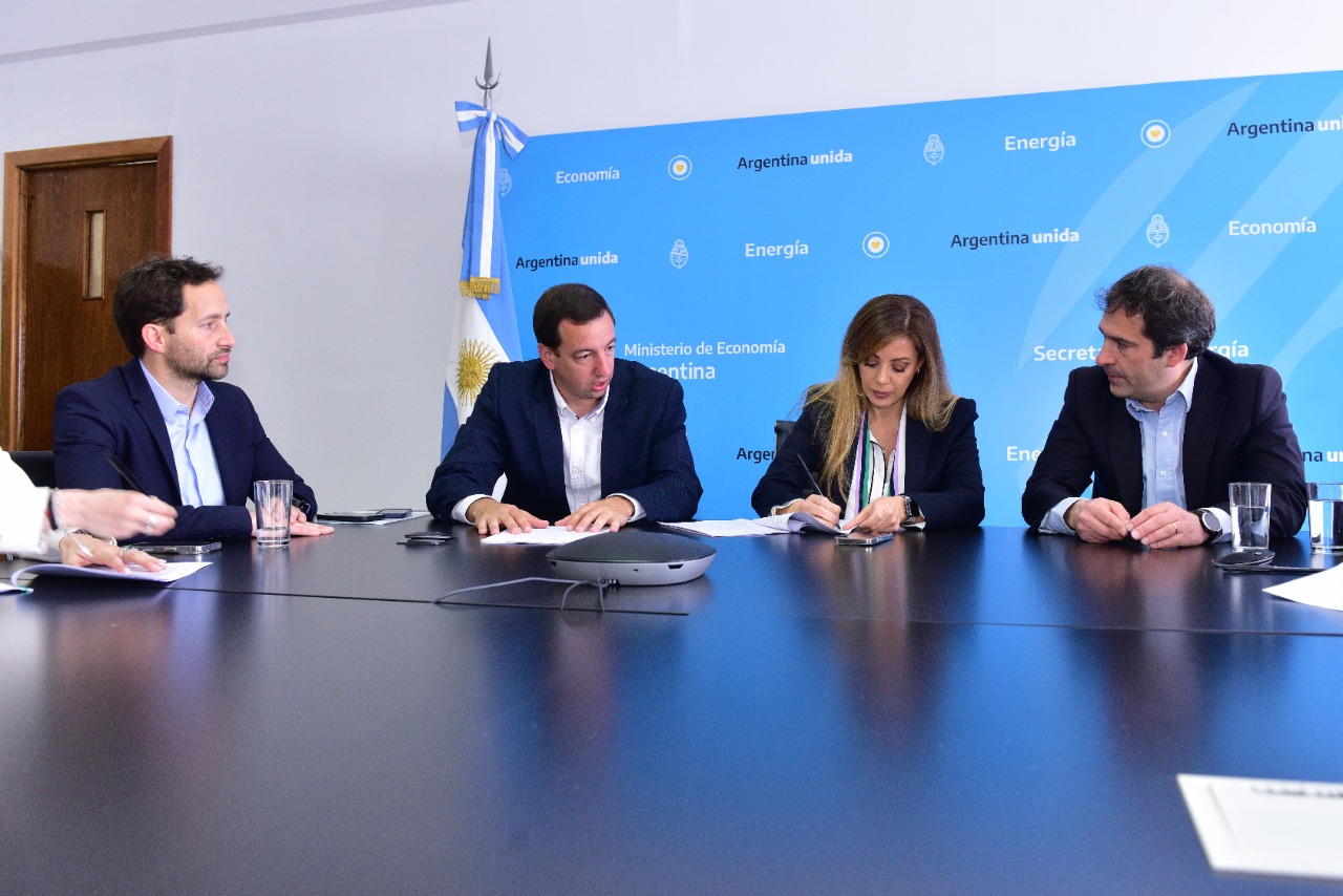 Luque se reunió con la secretaria de Energía de la Nación, Flavia Royón y se abrió la posibilidad de que viaje a Comodoro para la Expo Industrial