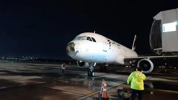 Terror en el aire: Un avión atravesó una turbulencia y aterrizó con la trompa destruida