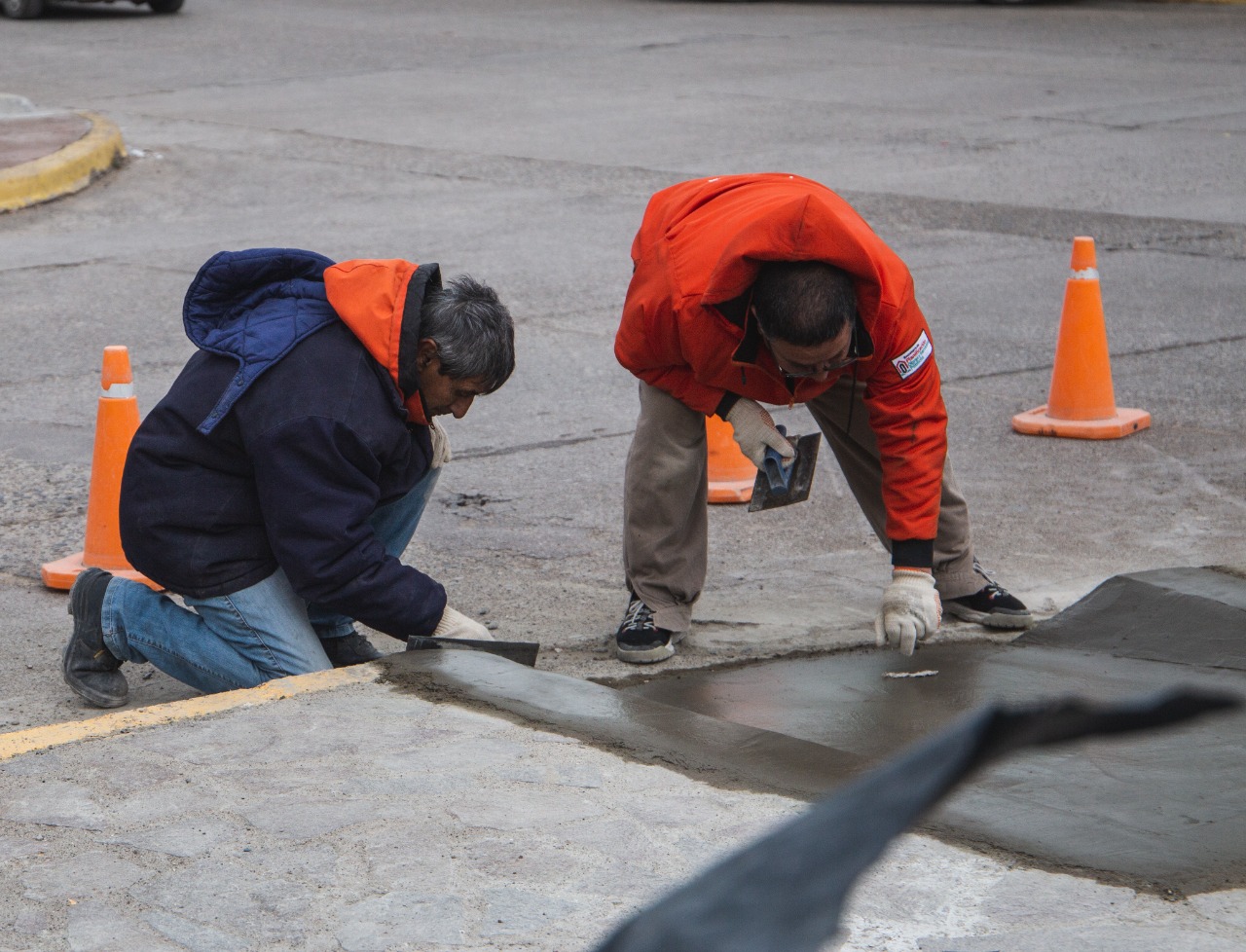 Continúan los trabajos de reparación y construcción de rampas de accesibilidad en Rawson