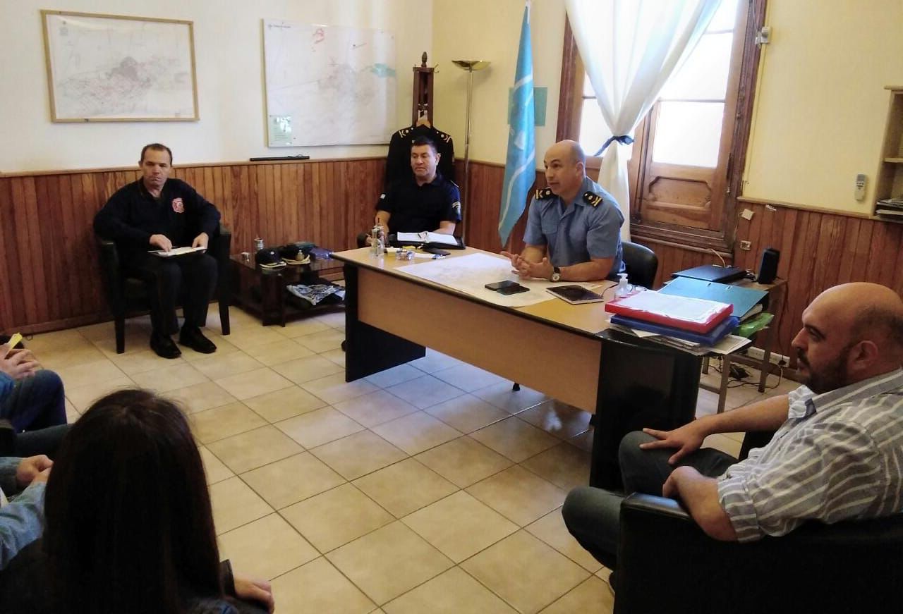 La Policía, funcionarios de Trelew, autoridades del Hospital y Bomberos coordinan respuestas ante emergencias en la ciudad y en las rutas
