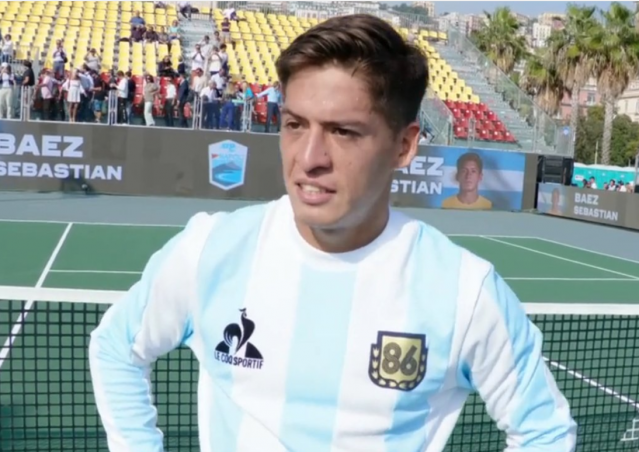 Báez dejó atrás una racha negativa en Nápoles y lo festejó con la camiseta de Diego del ’86