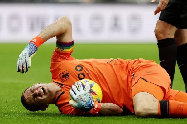 Tranquilidad para Scaloni: “Dibu” Martínez dijo “solo fue un susto” tras el golpe en la cabeza