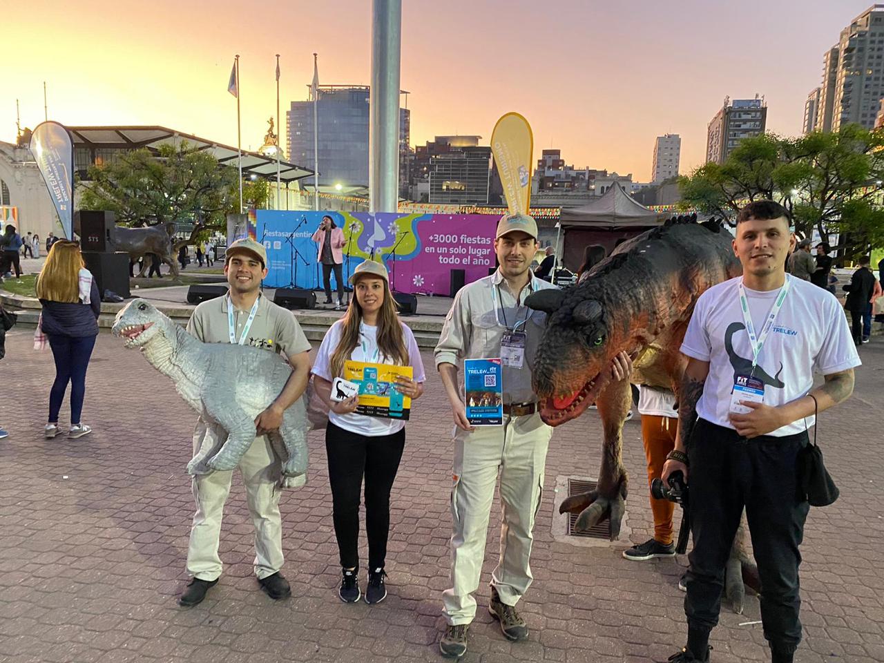 Trelew presenta su oferta en la Feria Internacional de Turismo con réplicas de dinosaurios en miniatura como atractivos