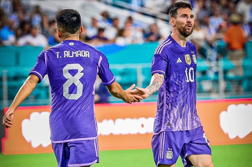 Thiago Almada agradece los elogios de Messi: “No lo podía creer”