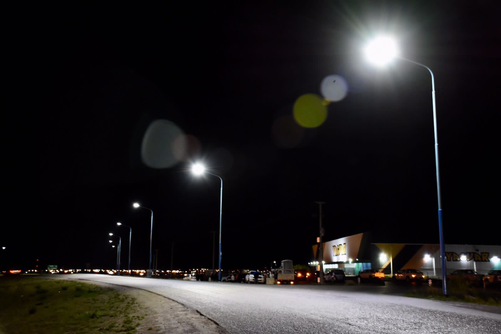 Trelew inauguró las luminarias en la rotonda de acceso norte que mejorarán la seguridad en la zona
