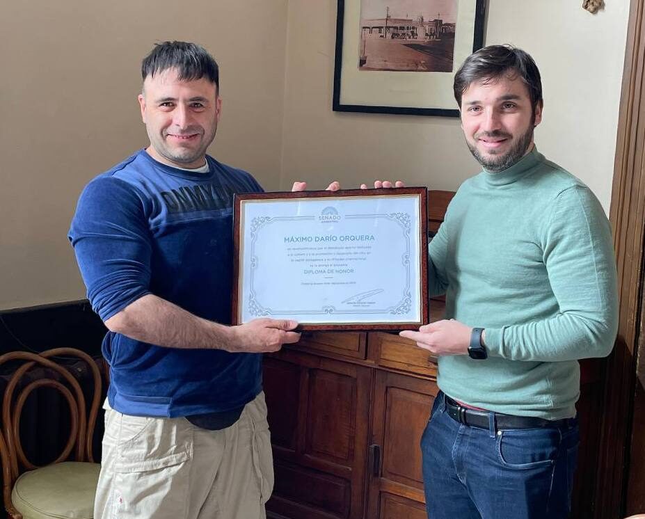 Torres entregó un reconocimiento al realizador Máximo Orquera por su aporte al cine patagónico