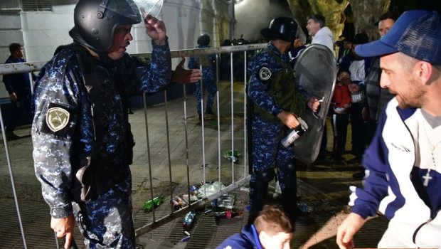 Indagarán hoy al jefe del operativo y policía que disparó a un camarógrafo en partido Gimnasia-Boca