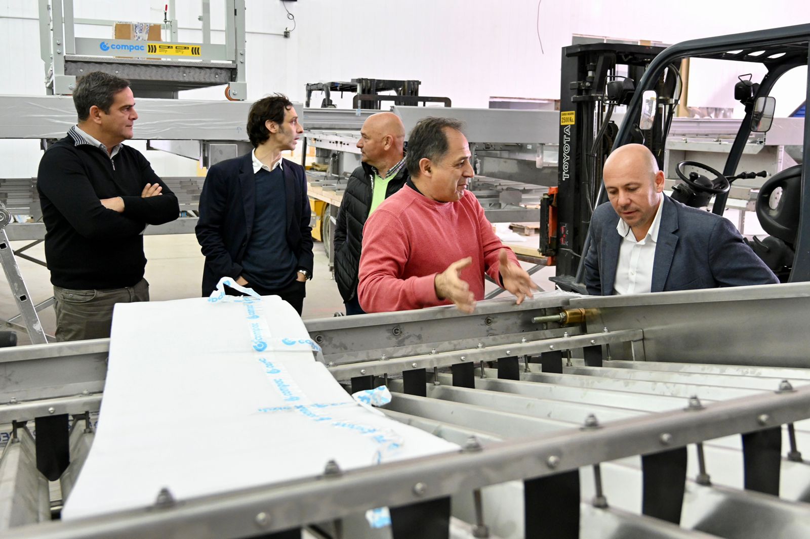 Sastre visitó la nueva tecnología instalada por los empresarios cereceros de Gaiman que permitirá casi triplicar la producción de toneladas por hora