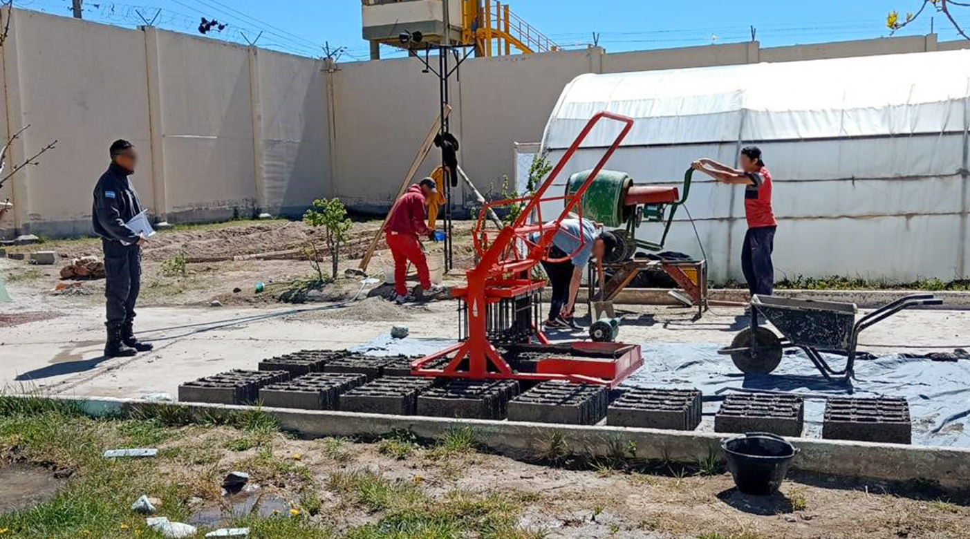 Presos de Zapala y Cutral Co fabrican bloques de hormigón como parte de una política de reinserción social y laboral
