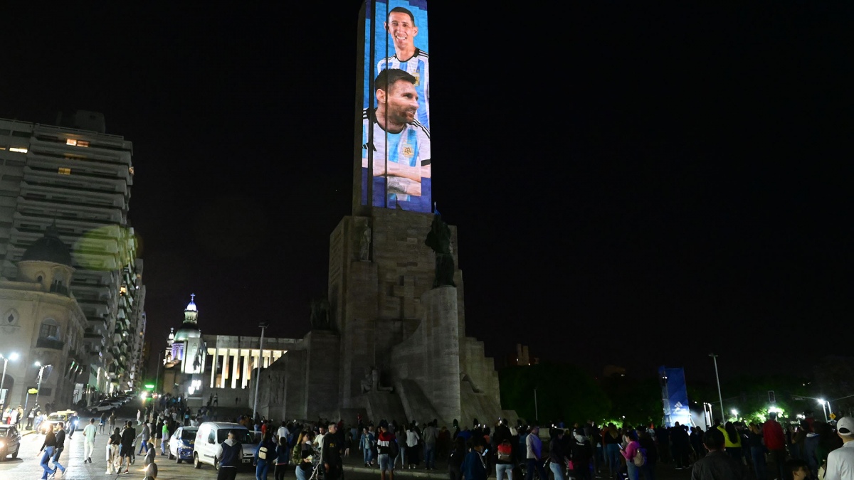 Debuta Argentina en Qatar: El Monumento a la Bandera en Rosario homenajeó a Messi y Di María