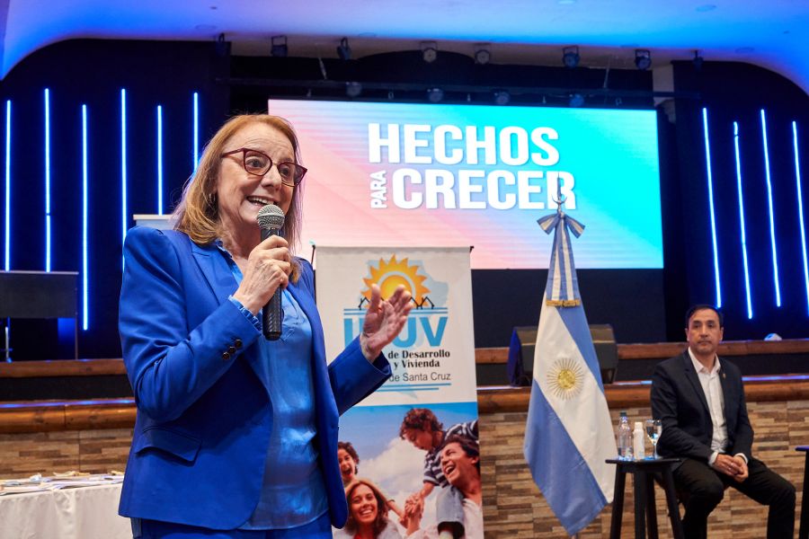 Alicia Kirchner entregó 27 viviendas junto a Maggiotti y dijo que “un hogar es un hecho concreto que ayuda a formar y fortalecer a la familia”