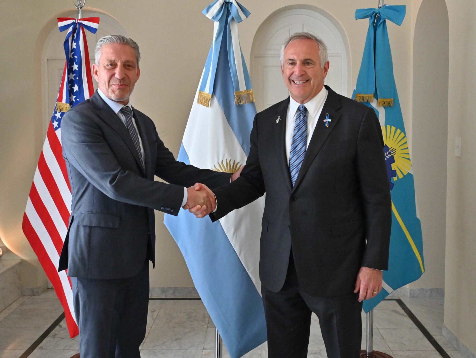 Arcioni con Marc Stanley en Rawson: Almuerzo en la Residencia Oficial e intercambio sobre la matriz productiva, económica y cultural de la provincia