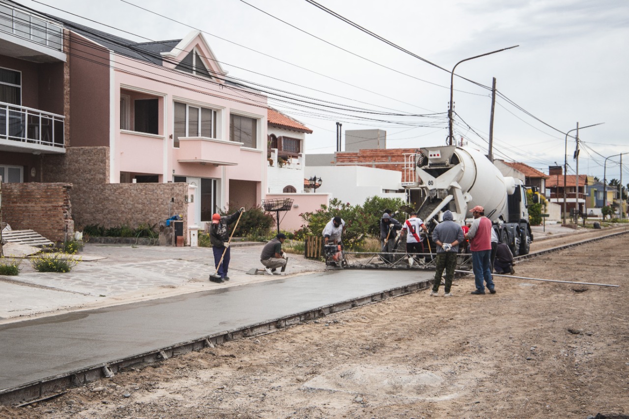 Comenzó la pavimentación del segundo tramo de la calle Lezana en Playa Unión