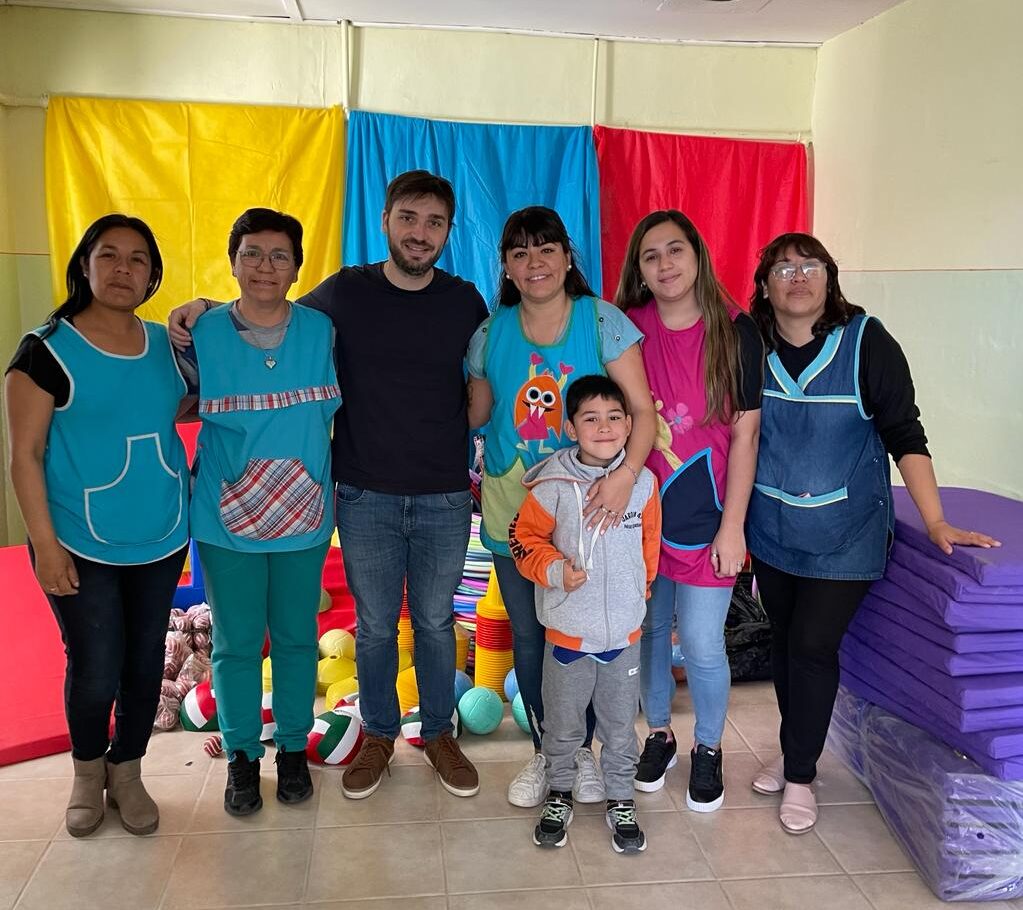 Torres entregó material educativo para los alumnos del Jardín 477 de Paso de Indios