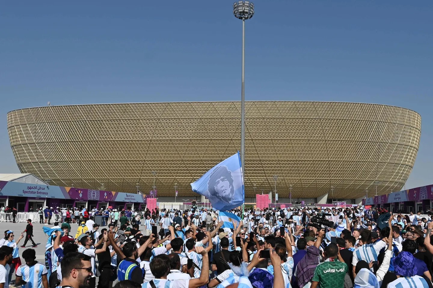 Una fiesta Argentina en Lusail: Color, cánticos y furor por el sueño de la Scaloneta