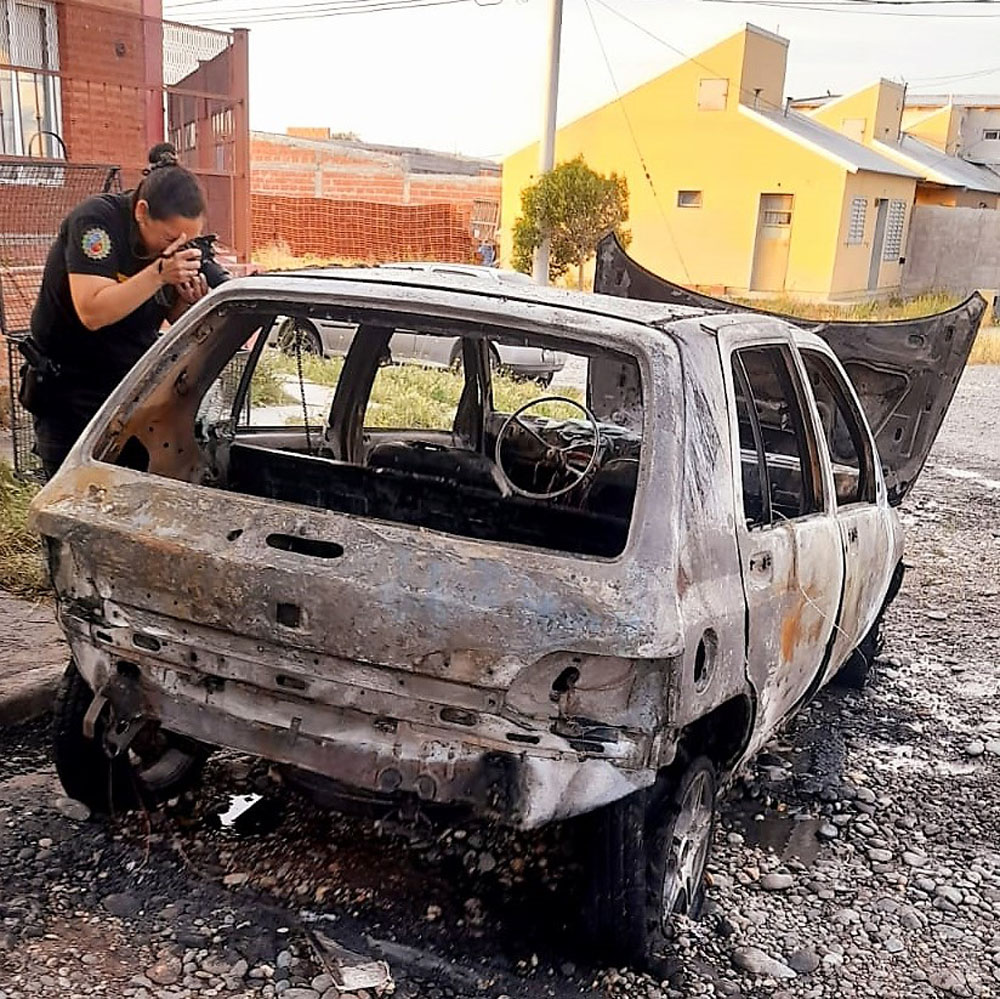 Le quemaron el auto a un hijo del diputado Giménez en Trelew y la Policía revisará las cámaras para dar con el sospechoso