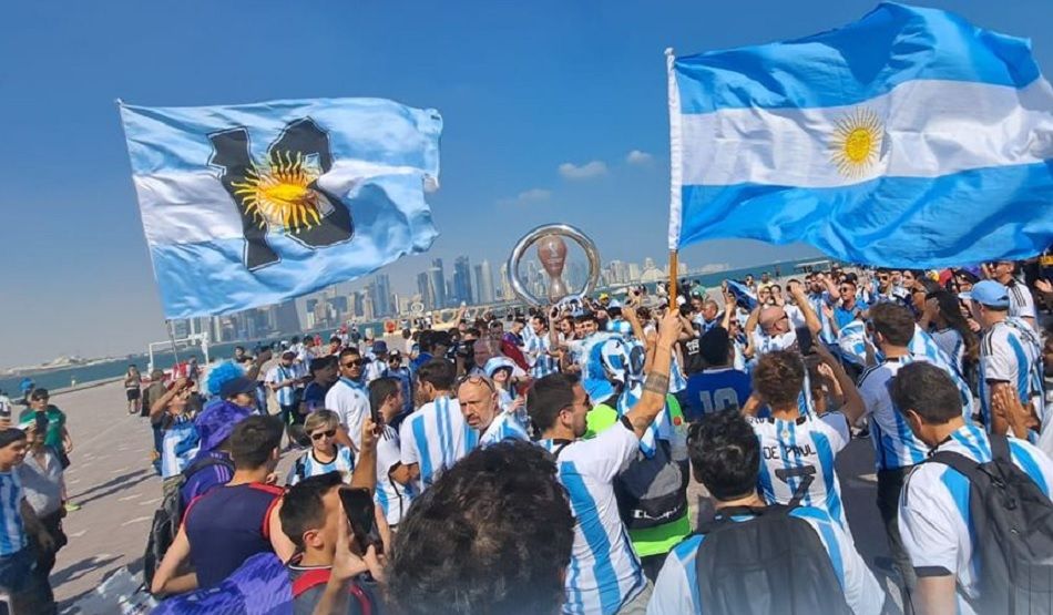 Banderazo argentino en Qatar con presencia de Trelew y Comodoro: Hinchas se congregaron para apoyar a la Scaloneta frente a la bahía de Doha