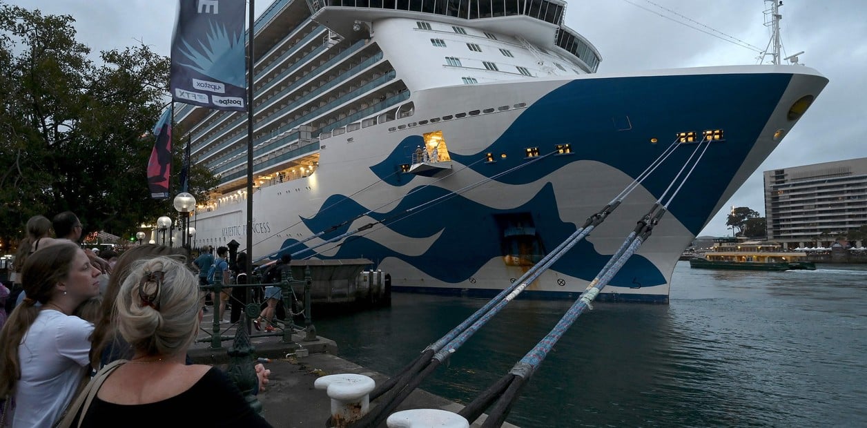 Un crucero de lujo atracó en puerto con 800 casos positivos de coronavirus