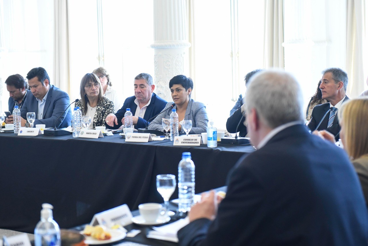 Perczyk defendió el presupuesto 2023 en materia educativa en el Consejo Federal ante la presencia de ministros provinciales