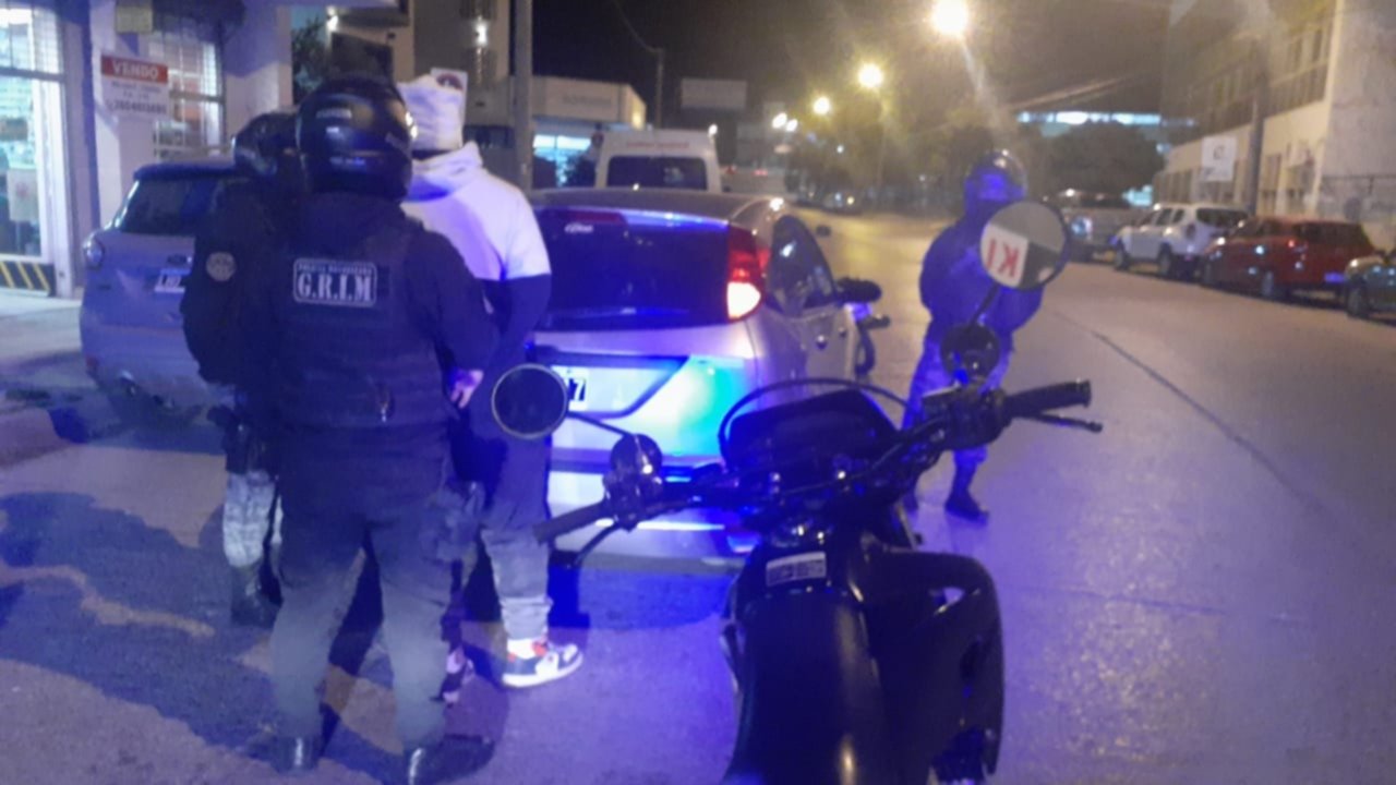 Amenazaron y golpearon a policías, le encontraron droga y fueron detenidos en Trelew