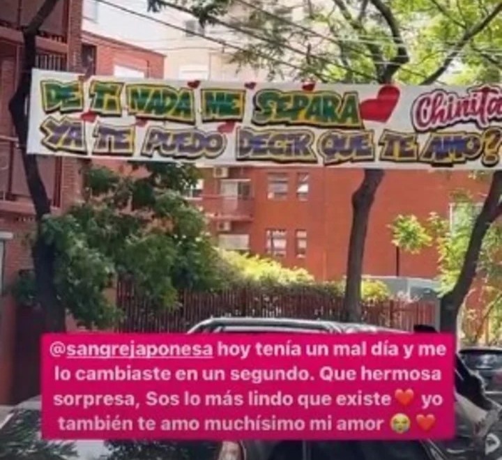 La China Suárez enamorada: Le dejó un romántico pasacalles a Rusherking en la puerta de su casa