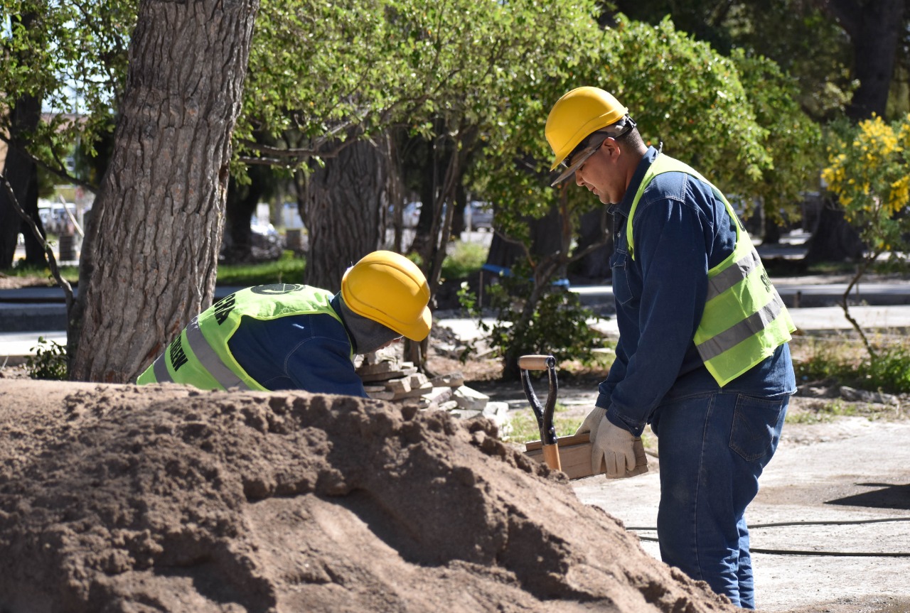 La remodelación de la plaza principal de Rawson ya tiene un 73% de avance de obra