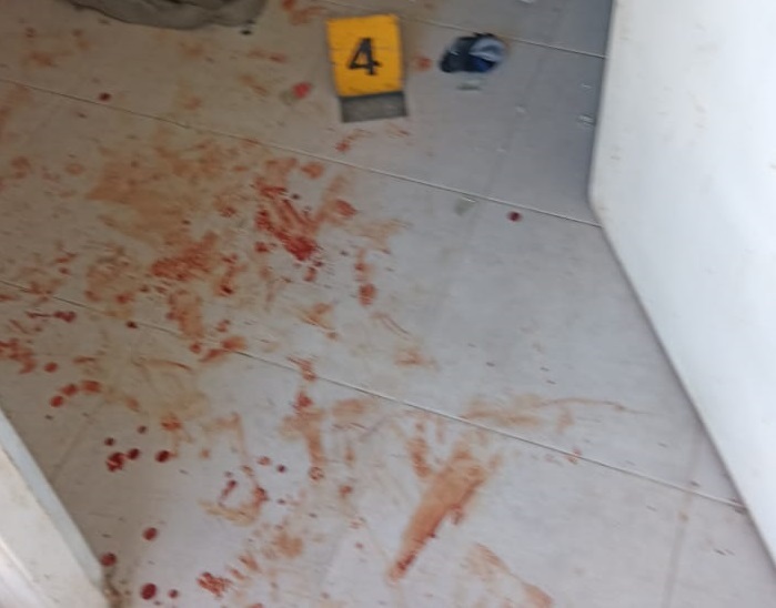 Horror en Madryn: Una mujer apuñaló a su expareja y le clavó un cuchillo en la frente a la novia