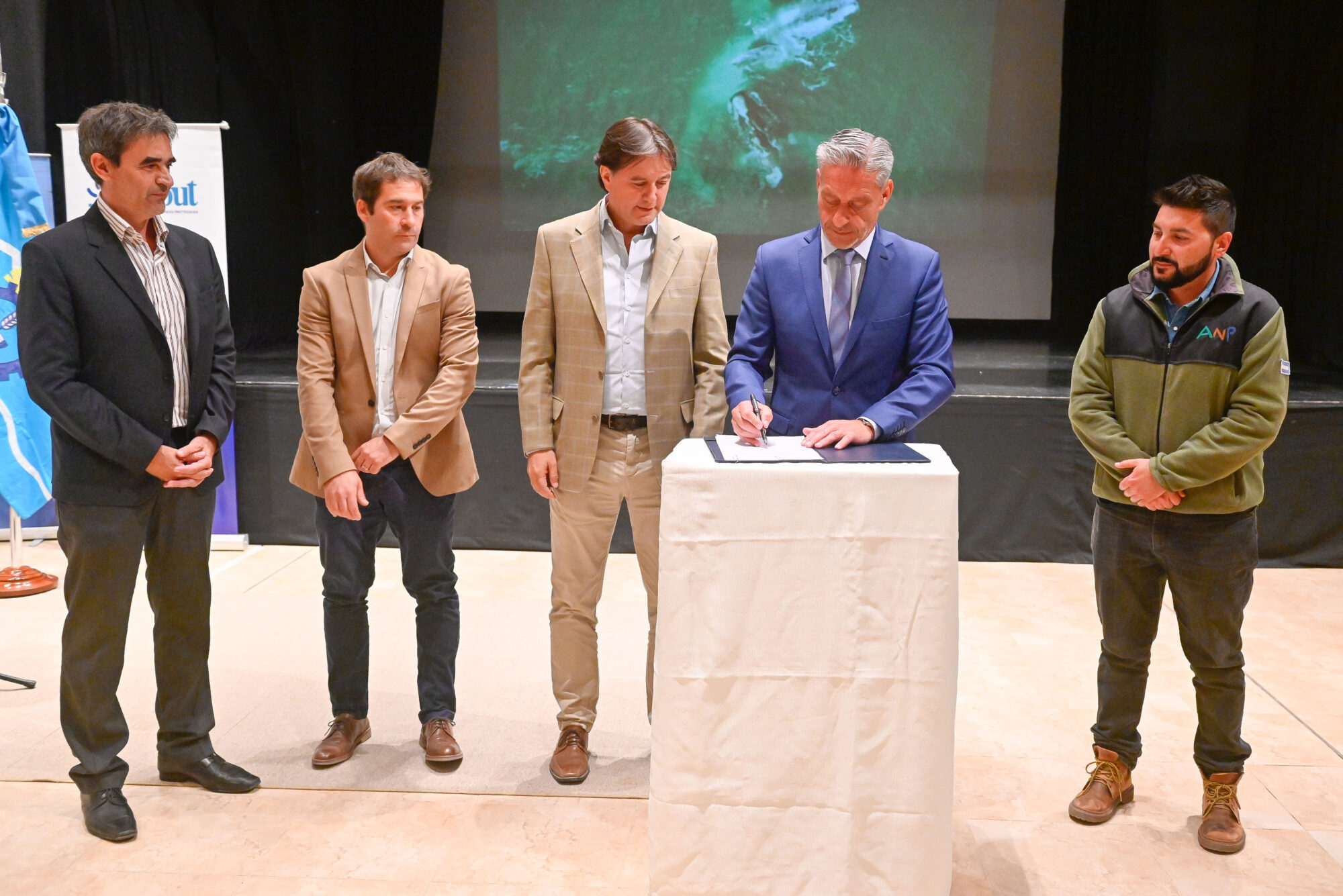 El gobernador firmó el decreto de promulgación de ley del Área Natural Protegida Punta Marqués