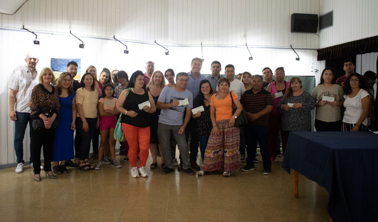 Biss encabezó la entrega de aportes para que 32 familias de Rawson puedan instalar el gas en sus viviendas