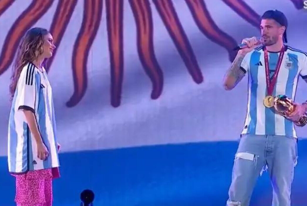 Rodrigo De Paul fue ovacionado en el show de su novia Tini Stoessel