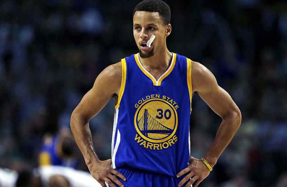 Los Warriors cayeron ante los Pacers y Stephen Curry se retiró lesionado