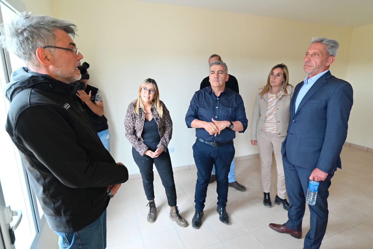 Arcioni recorrió las obras de viviendas, la Comisaría de la Mujer y entregó bienes en Gobernador Costa
