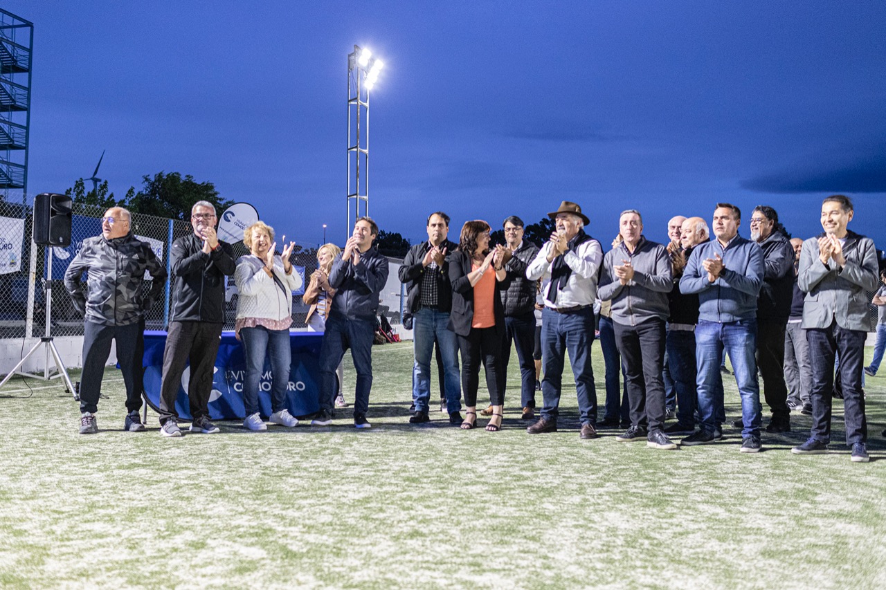 Luque inauguró la iluminación de la cancha de césped sintético de la Universidad