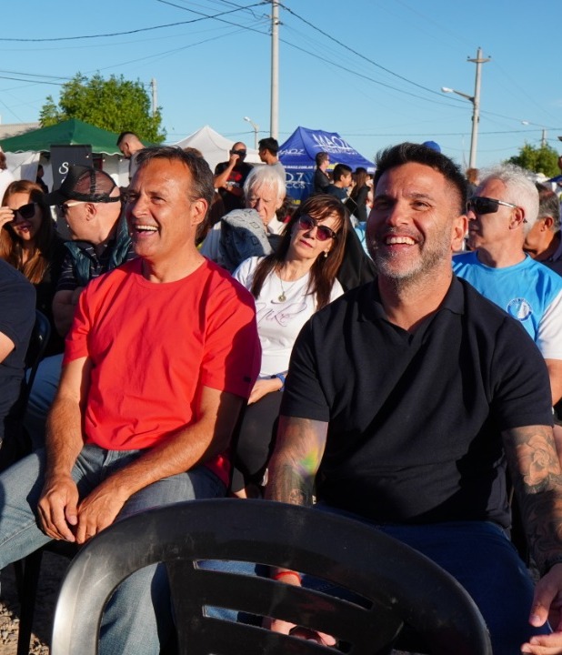 El deporte juntó a dos candidatos: Mamet y Mac Karthy se sentaron pegados en la inauguración de las tres nuevas canchas en Trelew Tenis Club