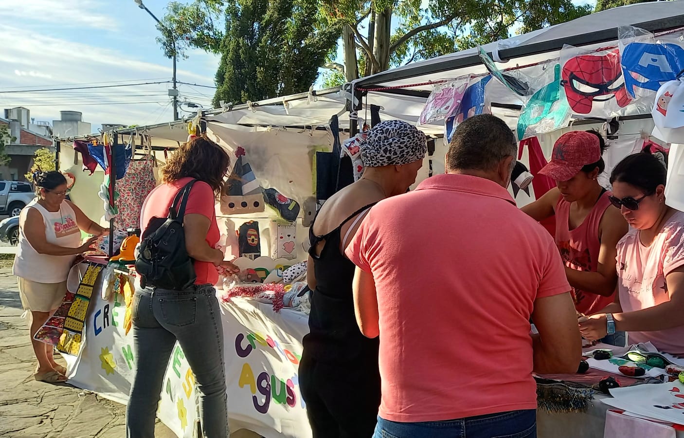 Con artesanos, emprendedores y artistas en vivo, comenzó la Feria Navideña en Rawson