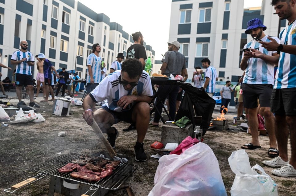 La previa de la semifinal se vive con banderazo, asado y cumbia en el “Barwa” de Qatar
