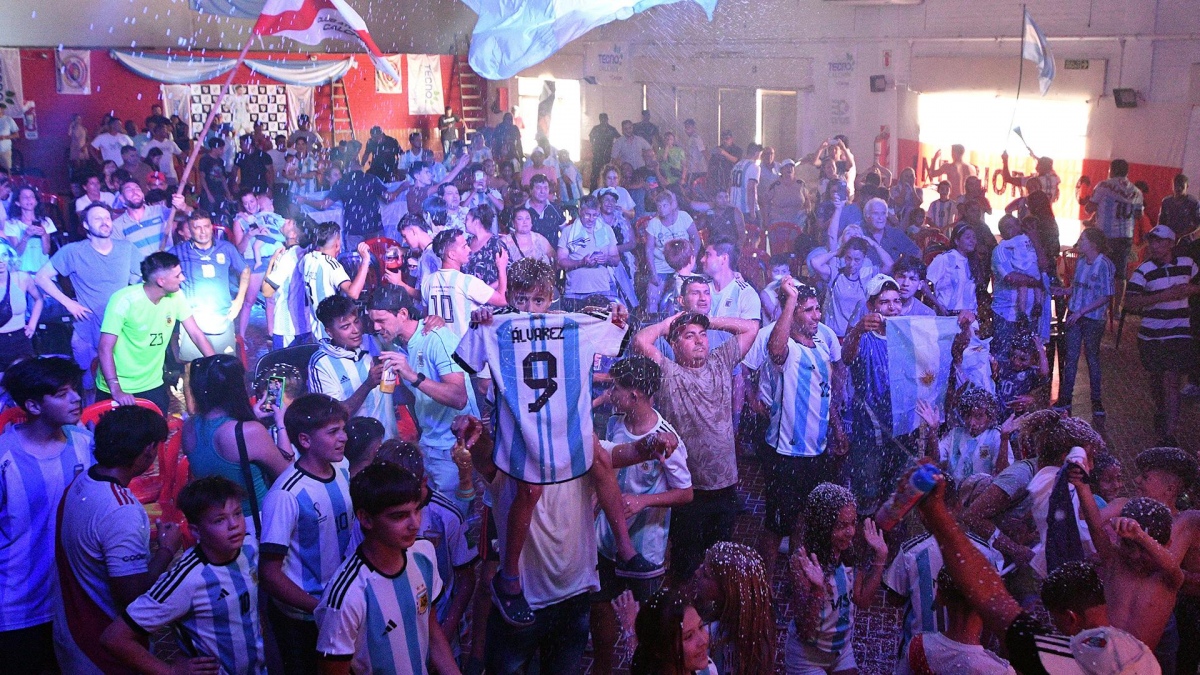 Se desató una fiesta en Calchín, el pueblo de Julián Álvarez tras el campeonato mundial de Argentina