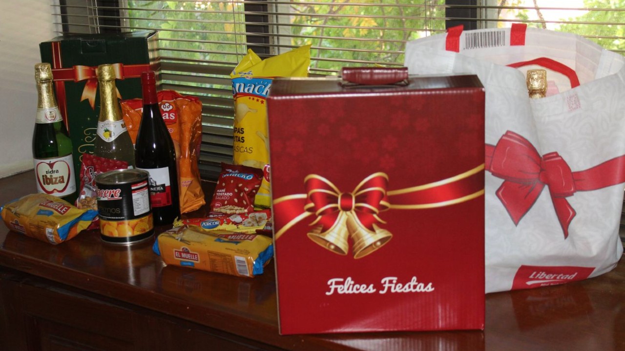 Cuánto cuestan las canastas navideñas para empleados públicos que venden los supermercados tras el acuerdo con el Gobierno de Chubut