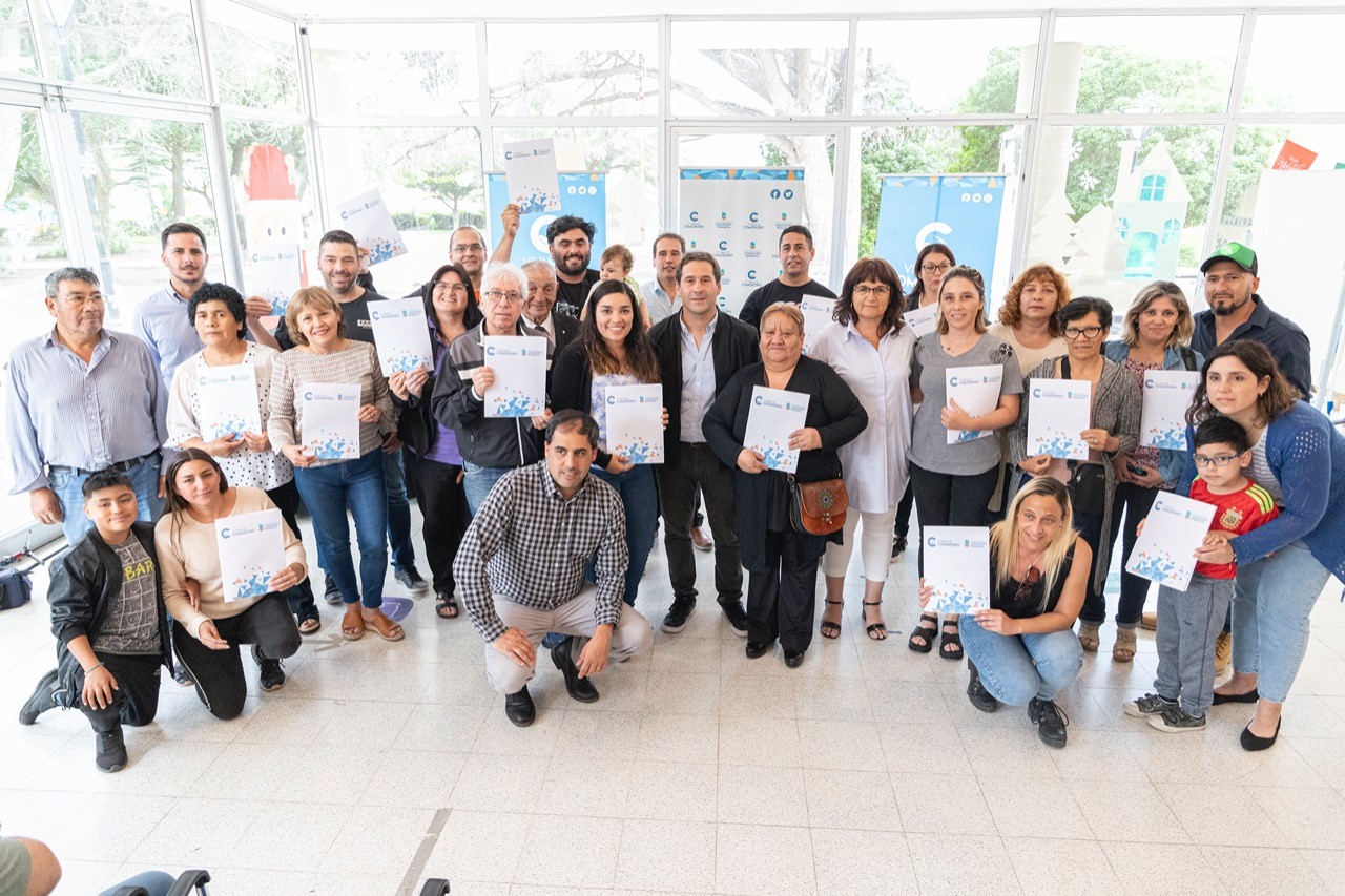 Luque entregó títulos de propiedad a familias de Comodoro