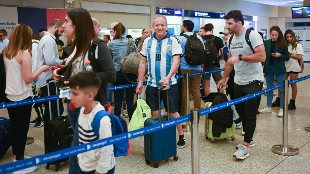 Ilusión desenfrenada: Un nuevo vuelo de Aerolíneas Argentinas partió a Doha esta tarde con cientos de hinchas argentinos