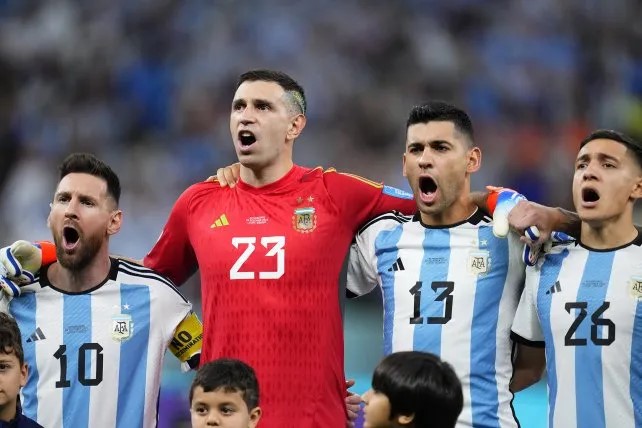 El seleccionado argentino cantó el himno nacional que abrió transmisiones de radio y tv este domingo