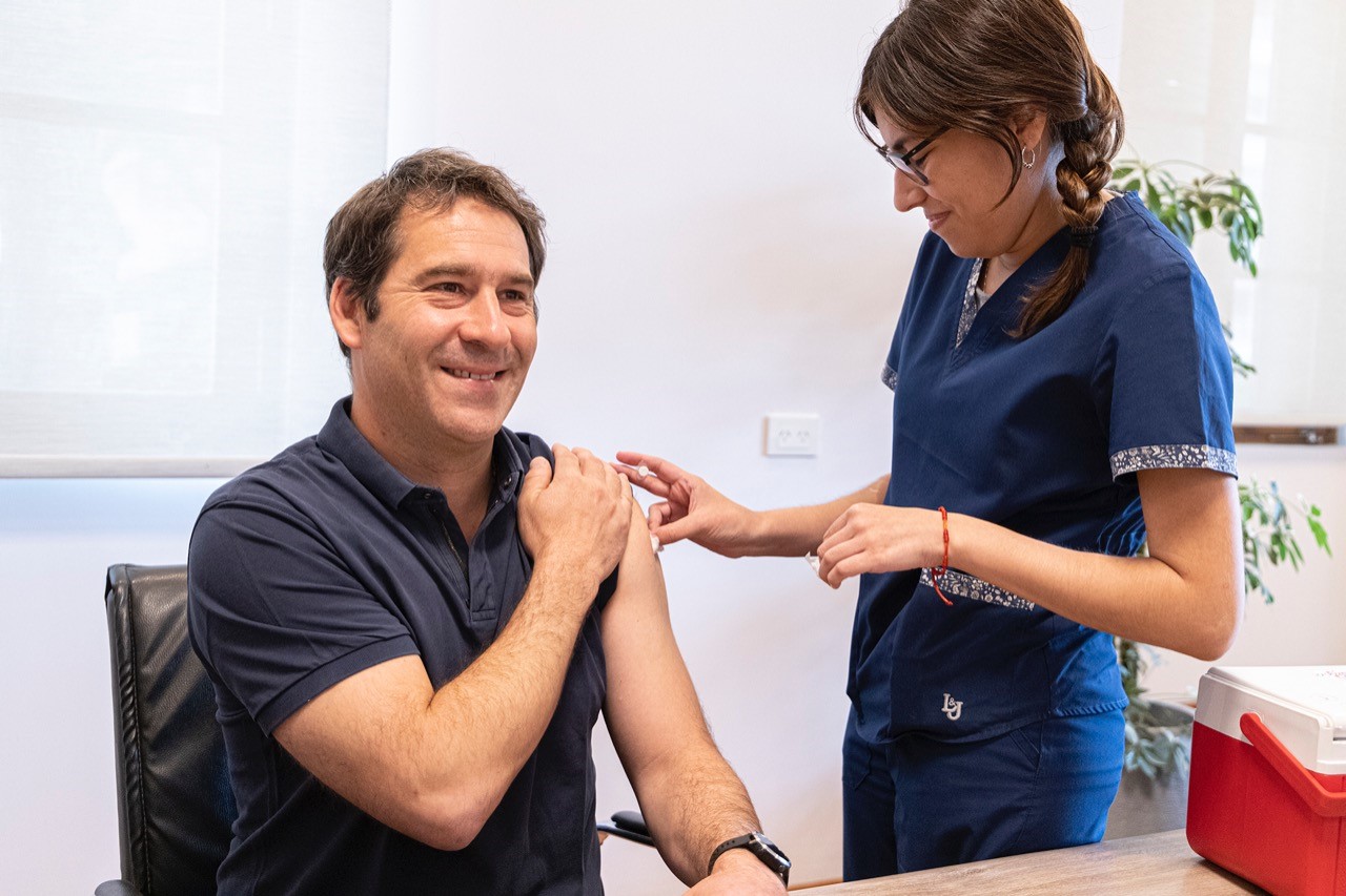 El intendente Luque se aplicó la quinta dosis contra el Covid y pidió a la comunidad reforzar la vacunación