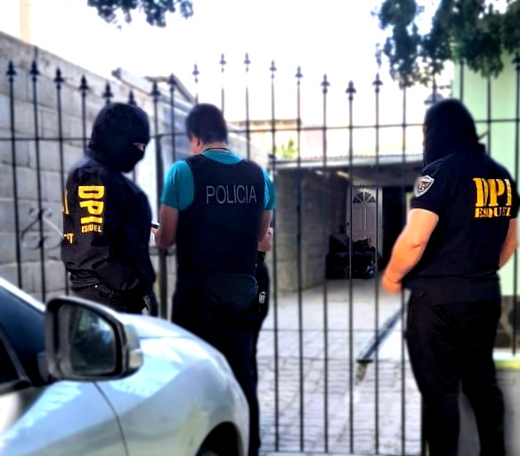 La Policía del Chubut detuvo a personas con pedidos de captura, secuestró armas de fuego y elementos útiles para investigaciones en Puerto Madryn y Esquel