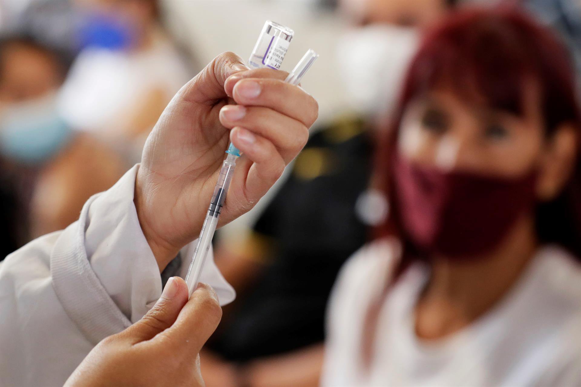 Estudio argentino demuestra disminución de protección a seis meses de aplicarse vacuna en mayores