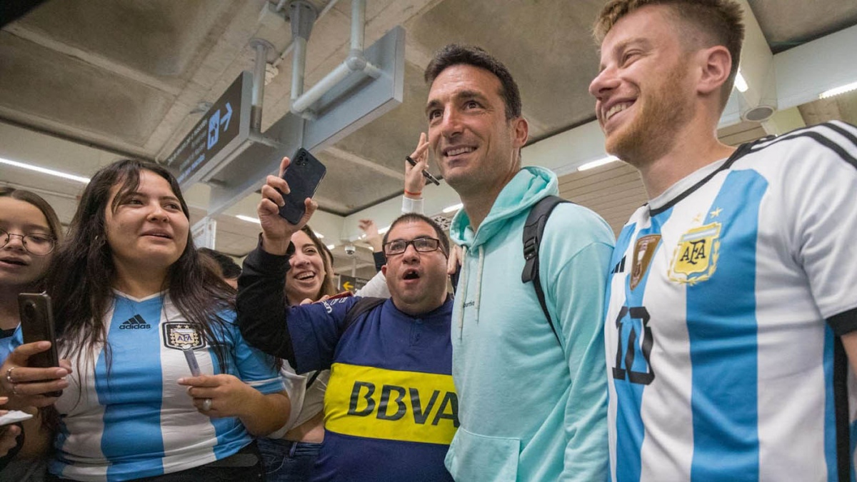 Scaloni llegó a Mallorca y fue recibido por argentinos al grito de “Dale campeón”