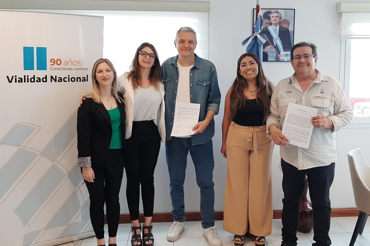 Firman convenio para que trabajadores viales completen estudios secundarios