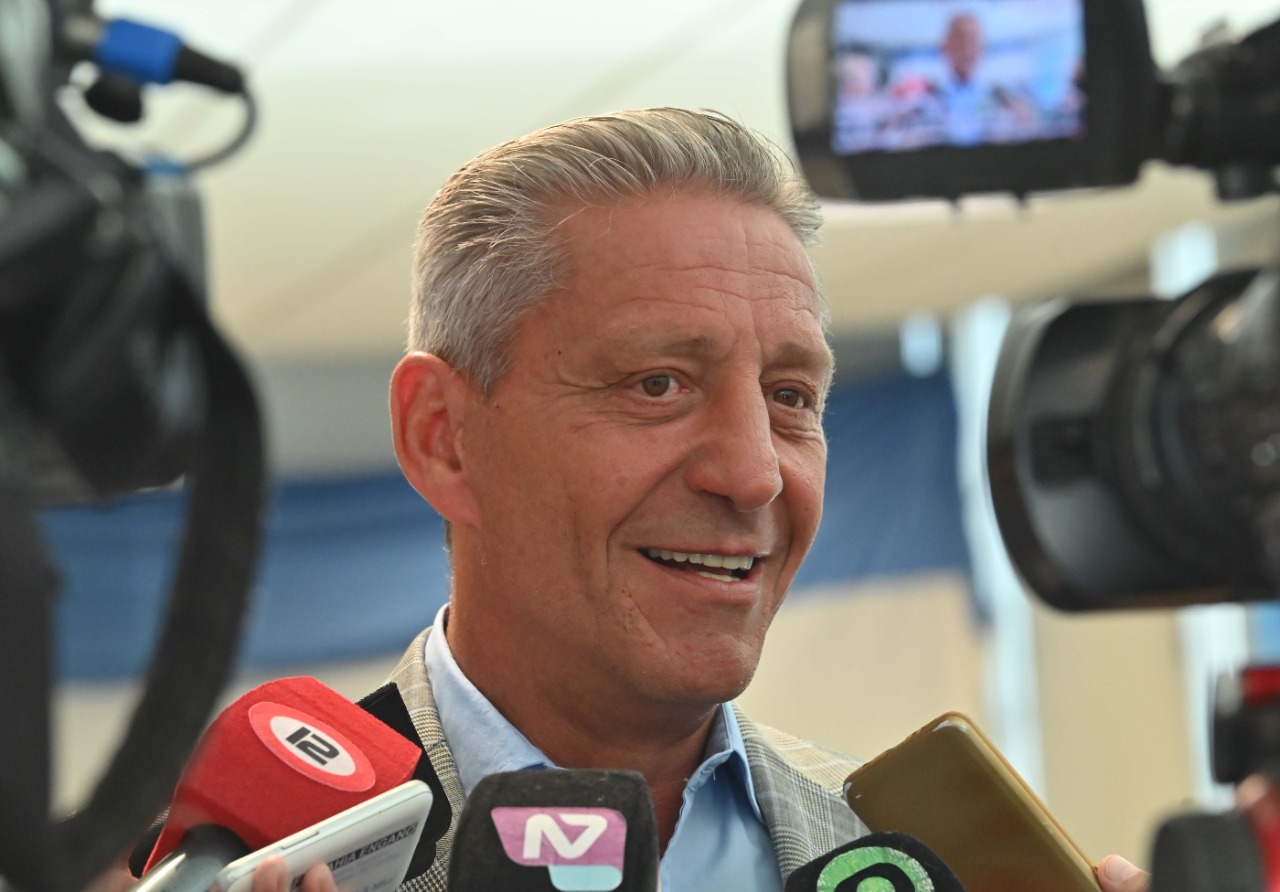 Arcioni: “Estamos trabajando con todos los recursos del Estado para contener el incendio”