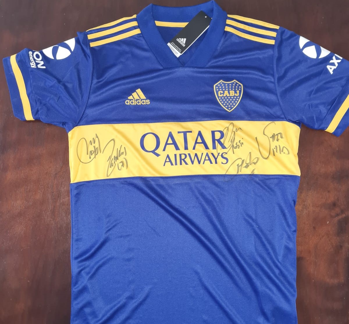 Sorteamos la camiseta original de Boca Juniors con las firmas de Villa, Rossi, Zeballos, Romero y Weigandt