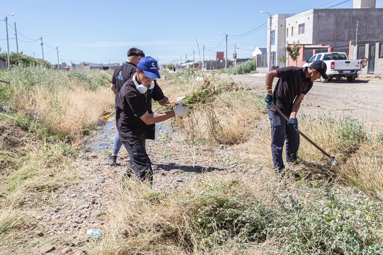 El Municipio de Comodoro limpió el pluvial de Kilómetro 8 ante el pedido de vecinos que denuncian que es usado como basural